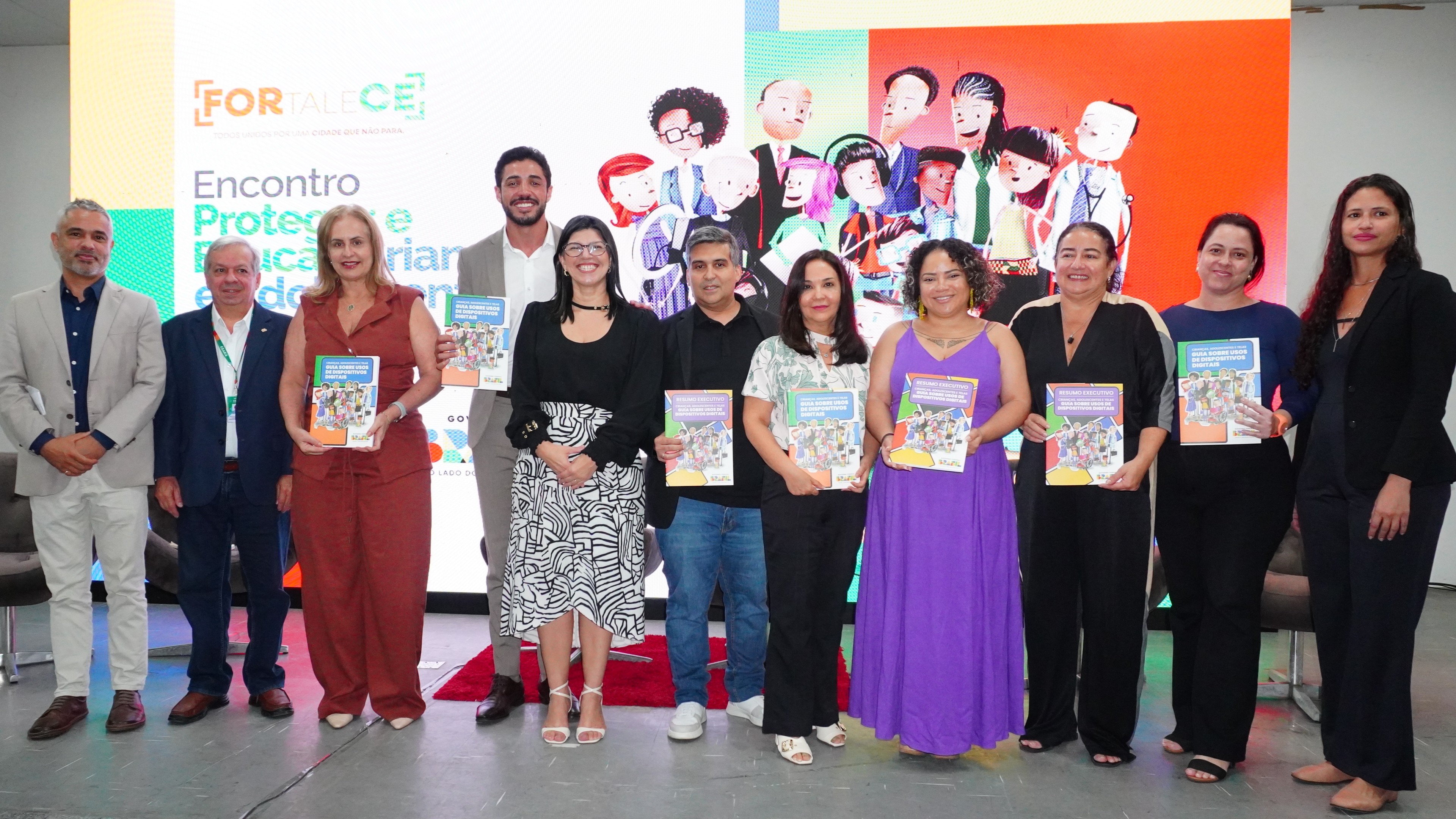 grupo de pessoas posa para a foto